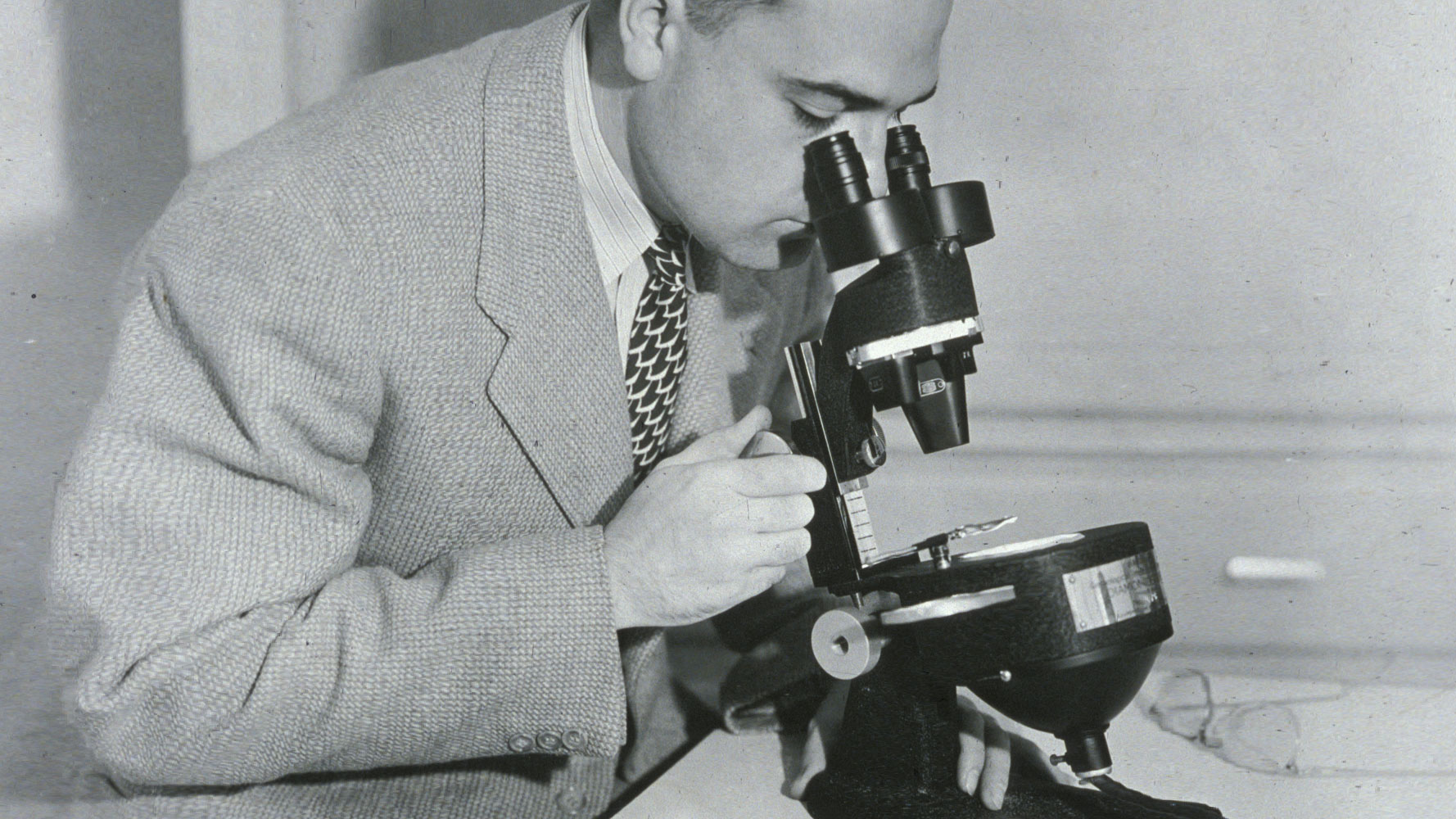 Richard T. Liddicoat using a Diamond Scope in 1946. Photo: Leonard Charles & Associates, Inc.